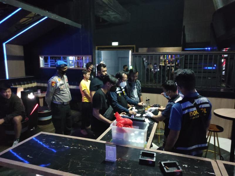 Dua Lokasi Hiburan Malam di Pekanbaru Dirazia Polisi, 76 Pengunjung Positif Narkoba Diamankan