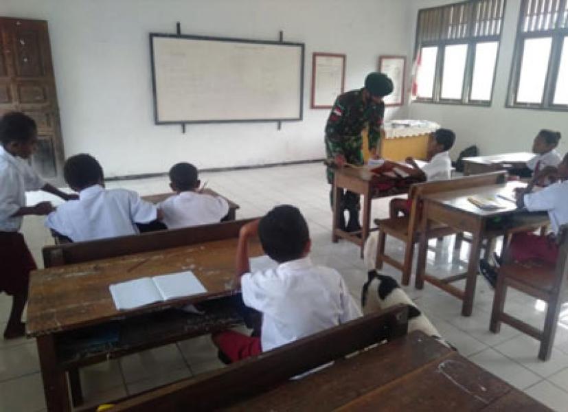 Gencar Ajar Siswa, Satgas Yonif 413 Bremoro Komitmen Cerdaskan Tunas Papua