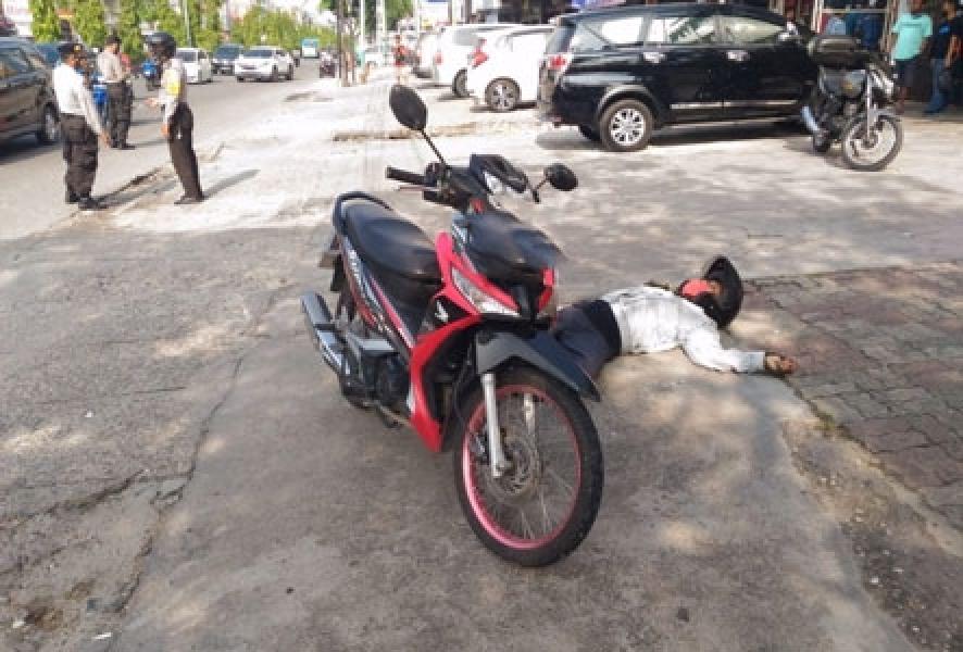 Gunakan APD Lengkap, Tim Medis Evakuasi Jenazah Mr X di Jalan Tuanku Tambusai