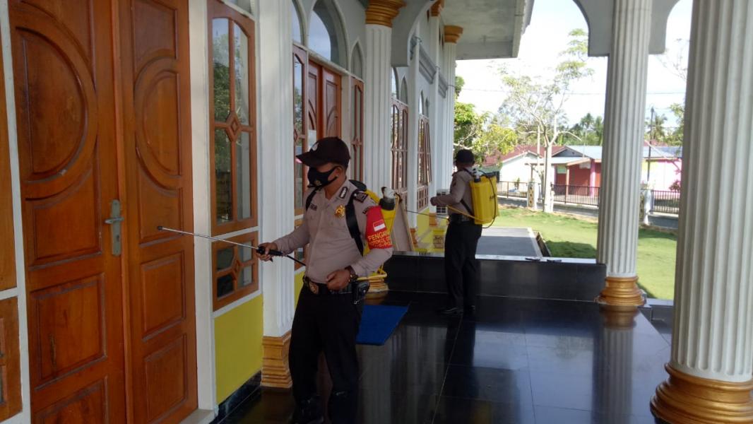 Hindari Penyebaran Covid-19, Polsek Sungai Apit Adakan Penyemprotan Disinfektan di Masjid 