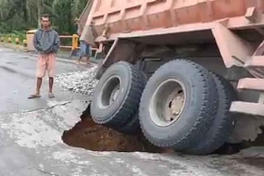 Jembatan di Lintas Timur KM 57 Riau Ambrol: Jalan Ditutup, Pengendara Diminta Putar Arah