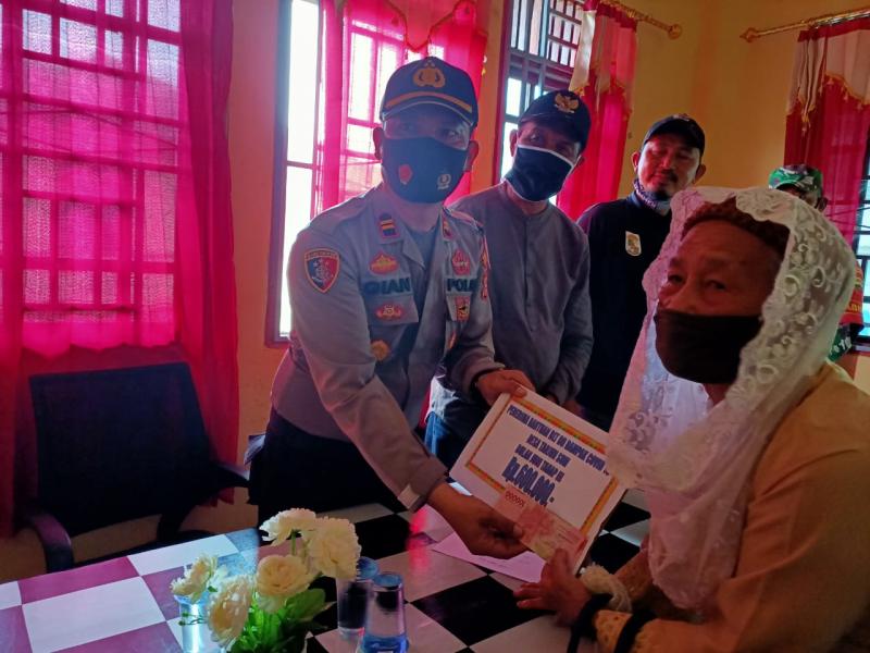 Kapolsek Kuala Kampar Hadiri Penyerahan BLT- DD Tahap lII