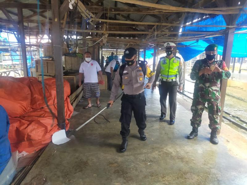 Kapolsek Ukui Bagikan Masker dan Lakukan Penyemprotan Disinfektan Secara Massal