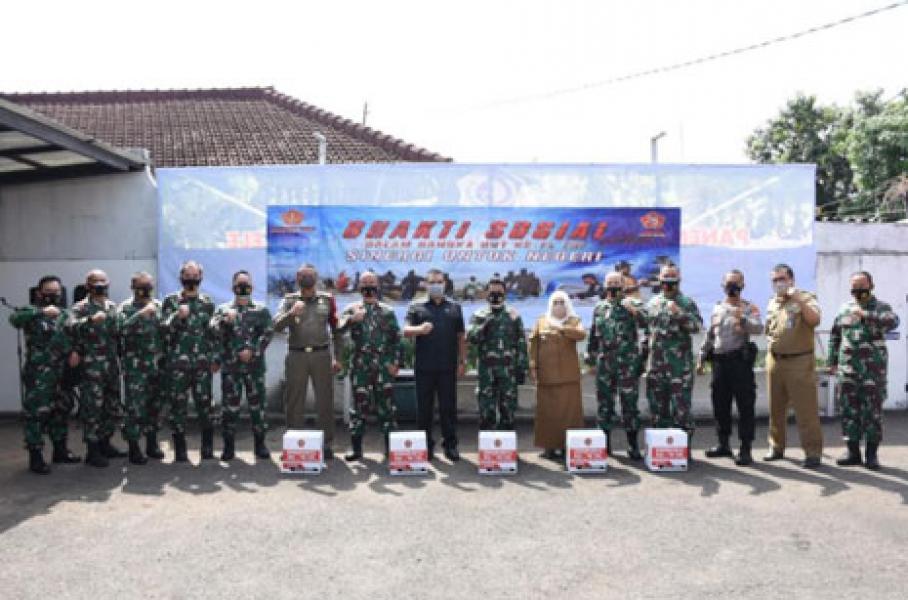 Kaskogartap II Serahkan Paket Sembako HUT Ke-75 TNI di Bandung