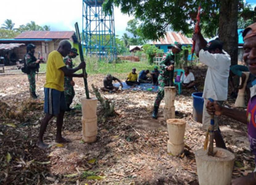Kebersamaan Prajurit Yonif 125 Bersama Warga Dalam Pembuatan Alat Musik Tradisional Papua