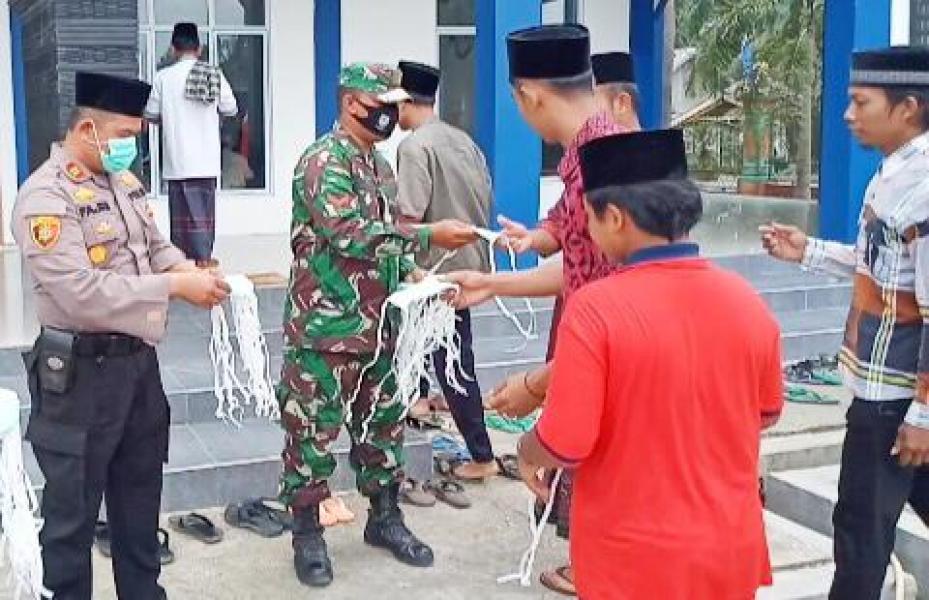 Kepada para Jamah Jumat Masjid Al Muhajirin, Kapolsek Kerumutan Himbau Warga Patuhi Prokes