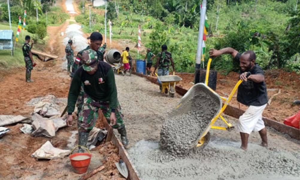 Luar Biasa, Warga Kampung Kakuna Bantu Pengecoran Jalan TMMD