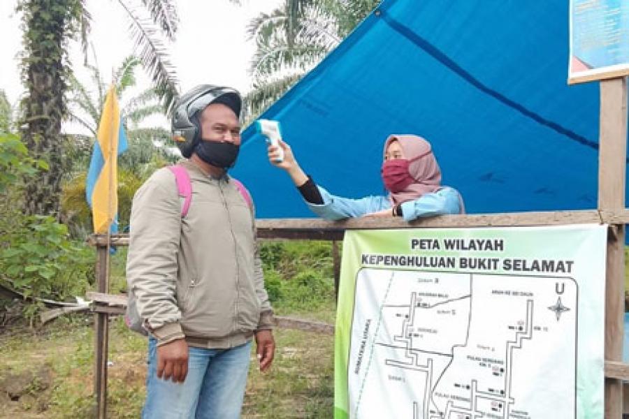 Mahasiswa Unri Buka Pos Penjagaan Covid-19 di Pedesaan Rohil