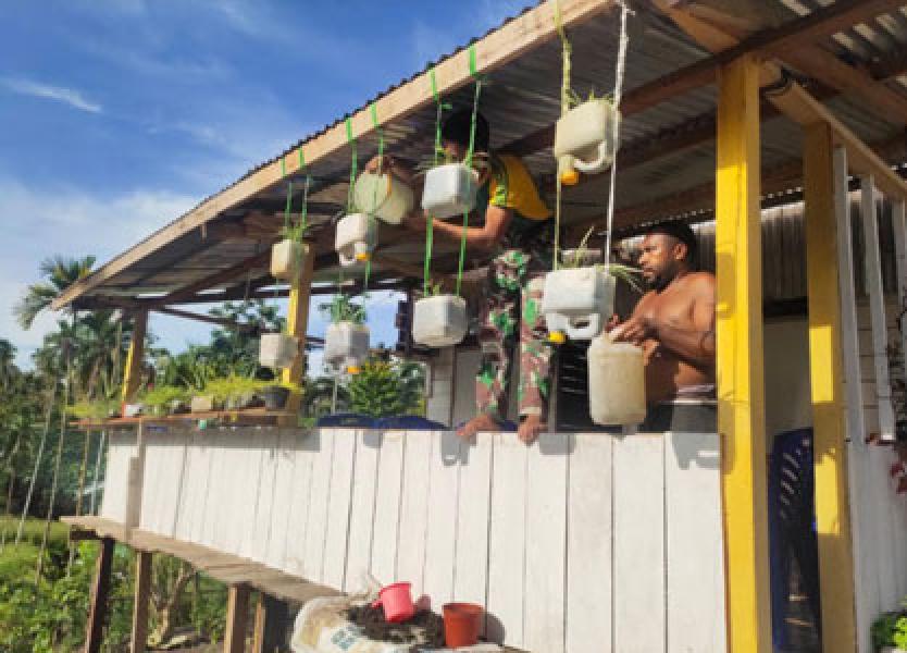 Manfaatkan Barang Bekas, Satgas Yonif 413 Bremoro Ubah Jerigen Menjadi Pot Hias