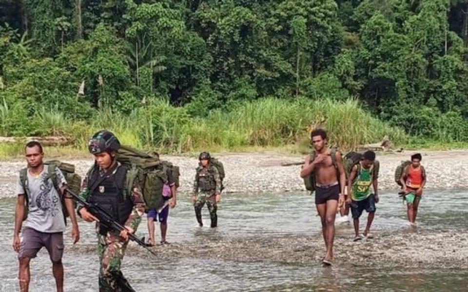 Masyarakat Kampung Pitewi Bantu Pendorongan Logistik Satgas Yonif 413 Bremoro