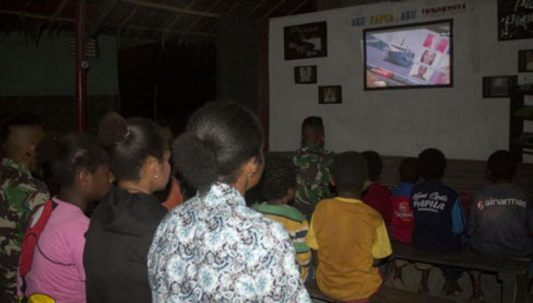 Menikmati Malam Minggu Di Perbatasan, Satgas Yonif 125/Simbisa Ajak Warga Nobar Di Pos