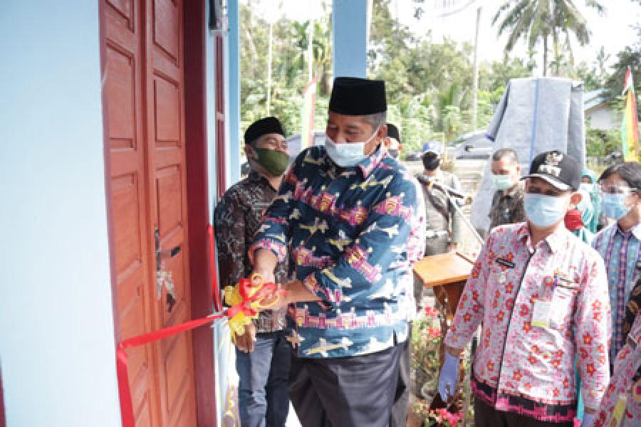 Optimalkan Layanan Kesehatan, Bupati Alfedri Resmikan Poskesdes Kampung Sabak Permai