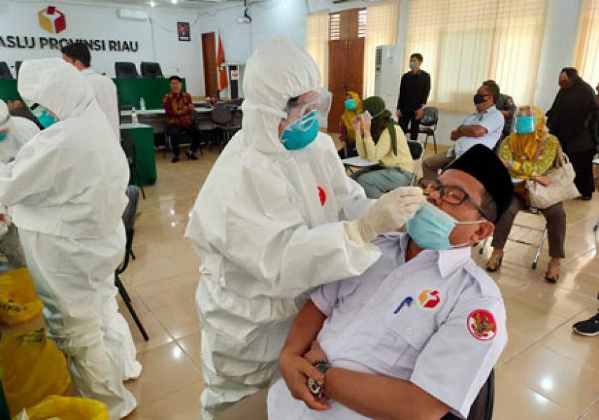Pastikan Panwas Bebas Covid-19, Bawaslu Riau Lakukan Swab Test