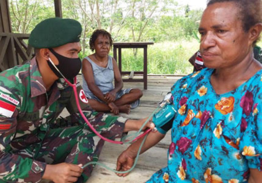 Pengecekan Rutin, Satgas Yonif 413 Bremoro Pastikan Kondisi Kesehatan Warga Skouw Sae
