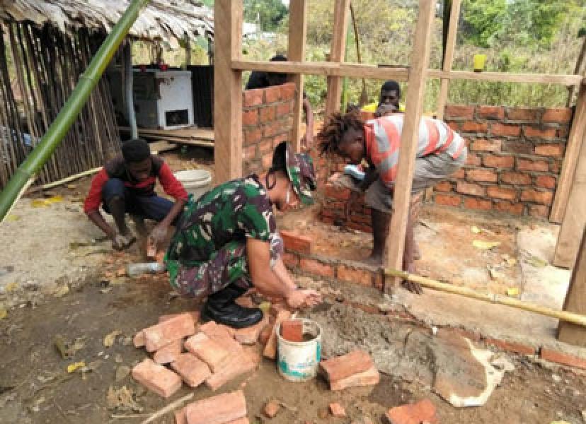 Personel Satgas Yonif 125/Simbisa Gotong Royong Bersama Warga Bangun Enam Unit MCK Umum