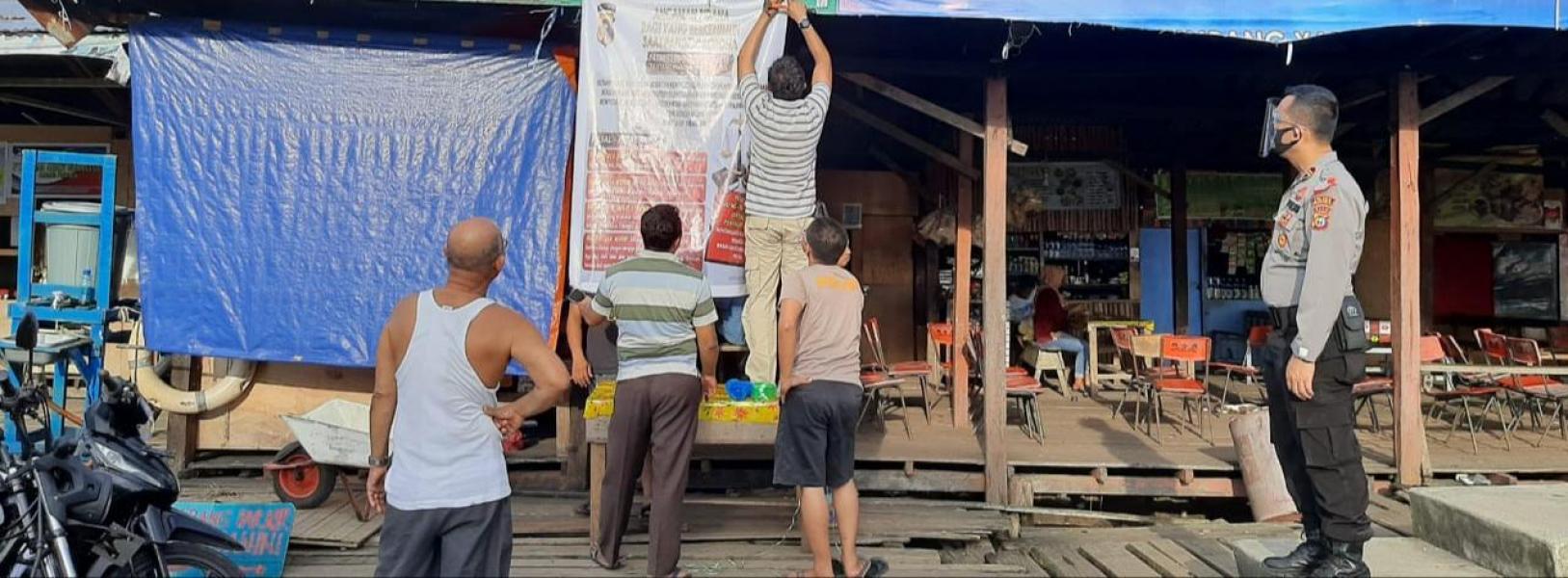 Personil Polsek Kuala Kampar Sebar Spanduk Sanksi Bagi Warga yang Berkerumun pada Masa Pandemi Covid-19   