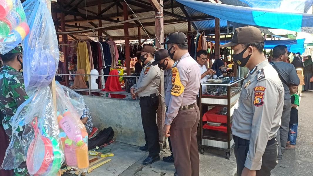 Personil Polsek Kuala Kampar bersama TNI Laksanakan Giat Ops Yustisi Pada hari Pasar    