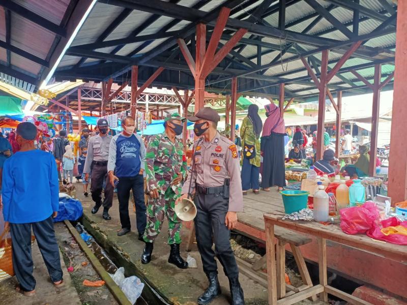 Personil Polsek Kuala Kampar dan TNI giat himbauan AKB   