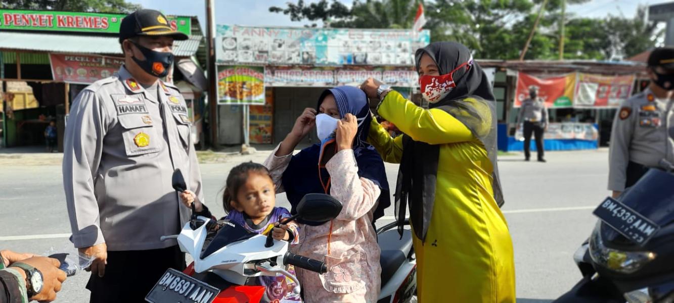 Pimpin Giat Pendisiplinan Masyarakat di Era Adaptasi Kehidupan Baru, Kapolsek Tenayan Raya Bagikan Masker Gratis
