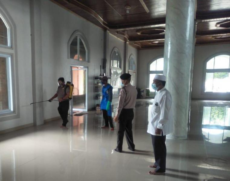 Polsek Bunut Lakukan Penyemprotan Disinfektan di Masjid Paripurna