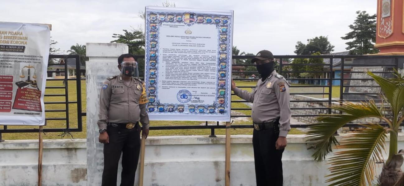 Polsek Bunut Pasang Spanduk Maklumat Kapolri Tentang Kepatuhan Terhadap Prokes di di Tempat Keramaian