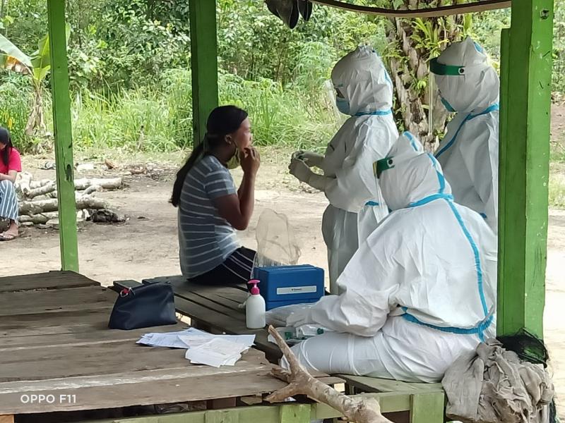 Polsek Pangkalan Lesung Dampingi Petugas Puskesmas Lakukan Test Swab di Desa Pesaguan