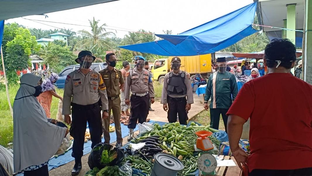 Polsek Pangkalan Lesung dan Satpol PP Laksanakan Operasi Yustisi di Pasar Rakyat Desa Mulya Subur