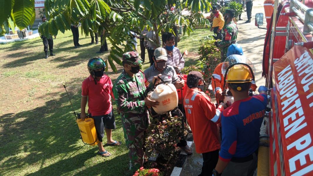 Polsek Ukui Bersama Upika Kecamatan Lakukan Penyemprotan Disinfektan 