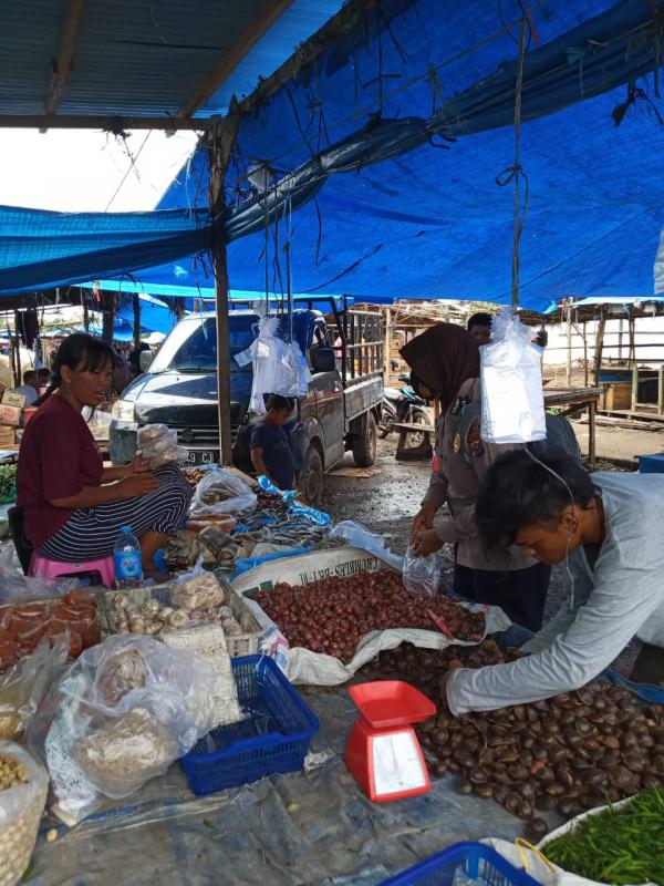 Polwan Polsek Teluk Meranti Turun ke Pasar Sosialisasikan AKB
