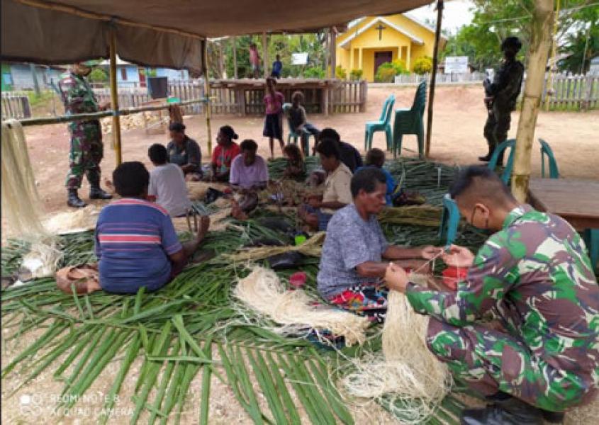 Prajurit Pamtas Yonif 125 Dampingi Warga Membuat Pakaian Adat Suku Yeinan Papua