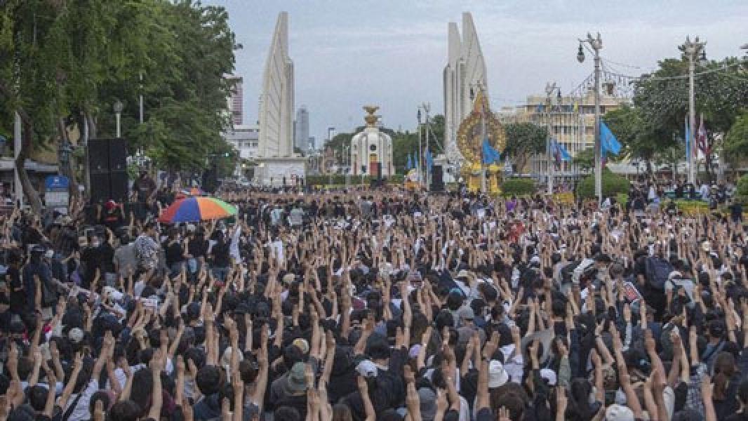 Rakyat Thailand Turun ke Jalan Menuntut PM Prayut Mundur