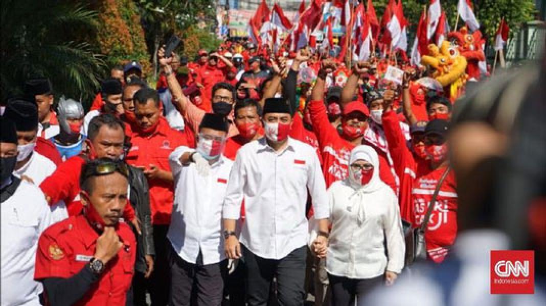 Ratusan Kader PDIP Surabaya Mengarak Eri-Armuji Daftar KPU