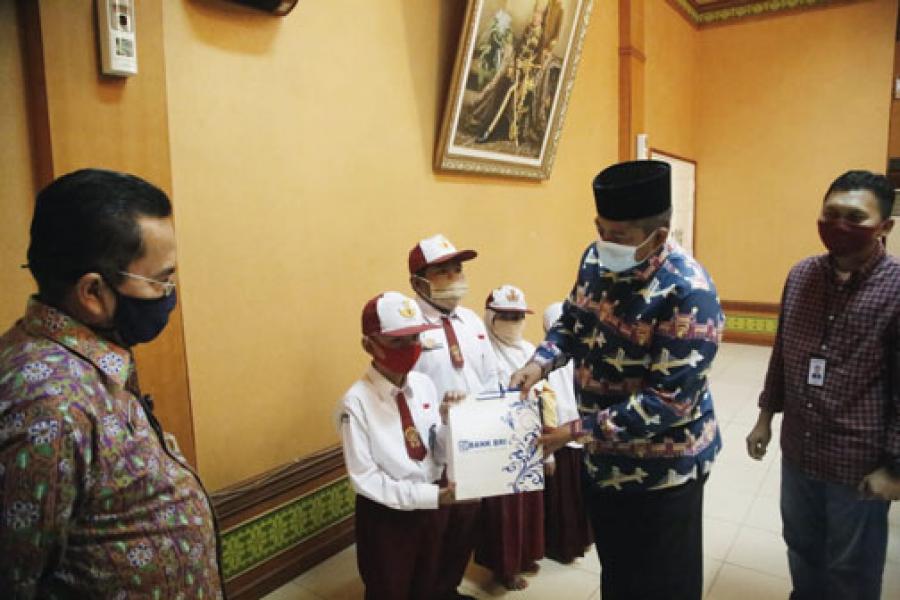Salurkan Beasiswa Pendidikan, Bupati Alfedri Apresiasi BRI Cabang Siak