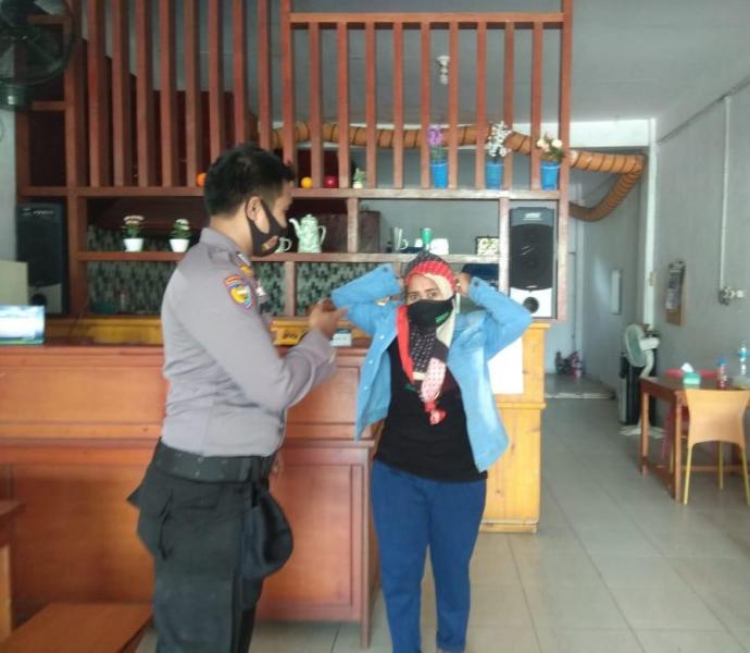 Sambangi Tempat Keramaian Bhabinkamtibmas Polsek Pangkalan Kerinci Ajak Warga Patuhi Protokol Kesehatan
