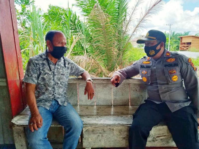 Sambangi Tokoh Masyarakat Kapolsek Kerumutan Sampaikan Pesan Kamtibmas