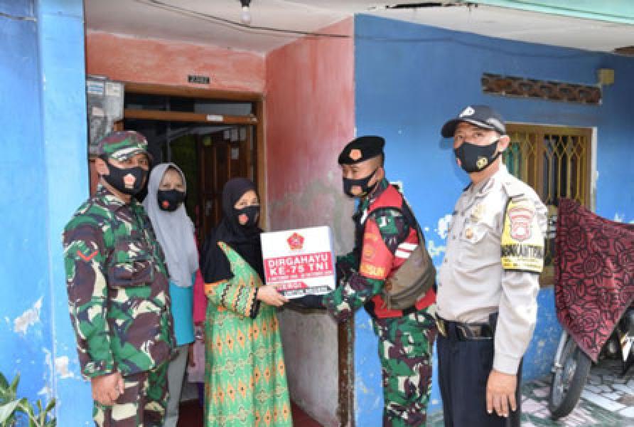 Sambut HUT Ke-75, TNI Bagikan Sembako Kepada Masyarakat Malang