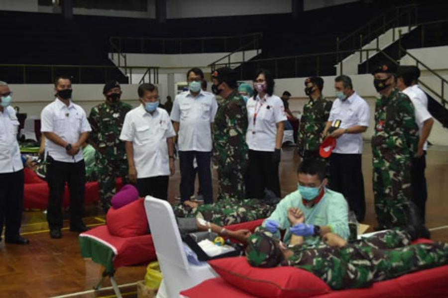 Sambut HUT Ke-75, TNI Gelar Donor Darah dan Bagikan Ribuan Paket Sembako