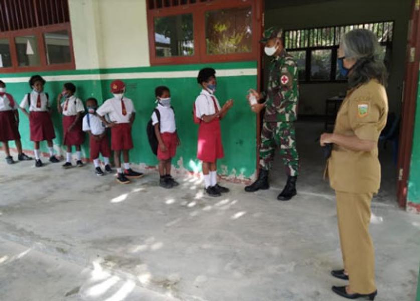 Satgas Pamtas RI-PNG Yonif 413 Kostrad Sosialisasikan Pencegahan Covid-19 di SD Inpres Yowong