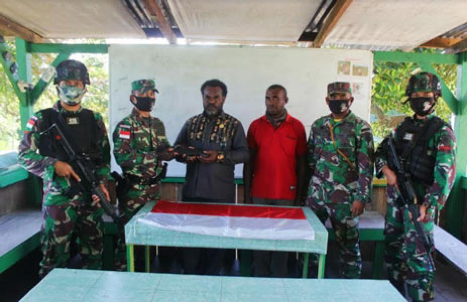 Satgas Pamtas RI-PNG Yonif 413 Kostrad Terima Senjata Rakitan Laras Pendek Kaliber 5.56 mm