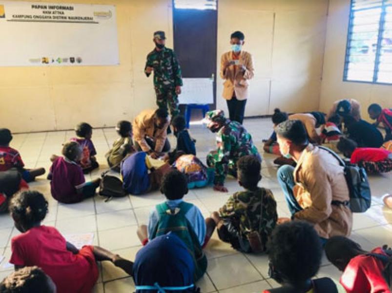 Satgas Yonif 125 Gandeng Mahasiswa Unmus Merauke Berikan Pelajaran Tambahan Kepada Anak-Anak Perbatasan