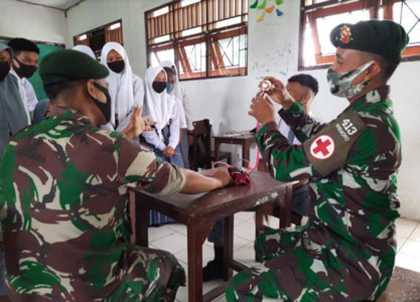 Satgas Yonif 413 Bremoro Berikan Pengenalan Ilmu Kesehatan Kepada Siswa SMA Jayapura