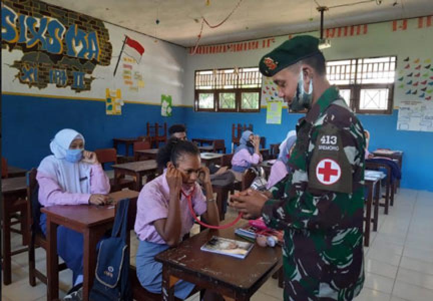 Satgas Yonif 413 Bremoro Berikan Pengetahuan Kesehatan Kepada Siswa SMA Jayapura