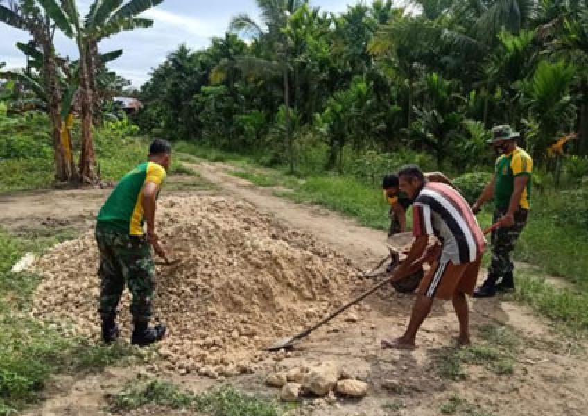 Satgas Yonif 413 Kostrad Bantu Warga Benahi Jalan Kampung