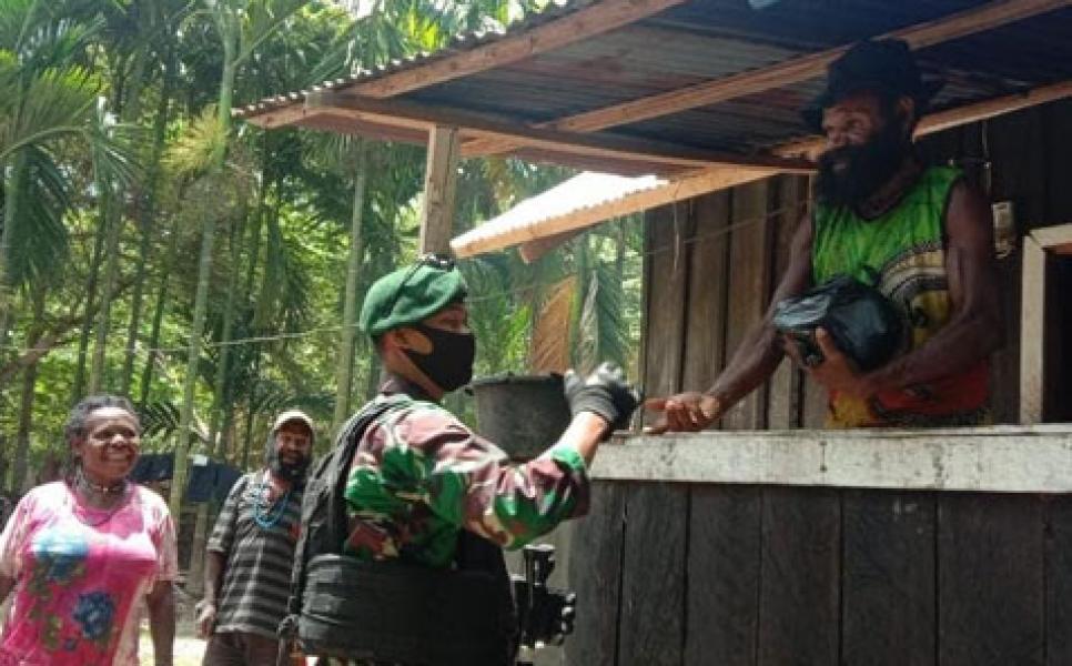 Satgas Yonif 413 Kostrad Berikan Sembako Kepada Masyarakat Gambut