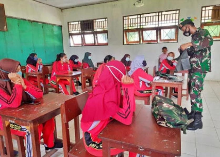 Satgas Yonif 413 Kostrad Kenalkan Cara Pembidaian Kepada Siswa SMA Papua