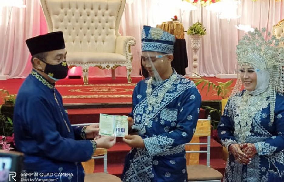 Sebagai Saksi Nikah Putri Ketua JMSI Riau, Gubri: Patuhi Protokol Kesehatan Covid-19