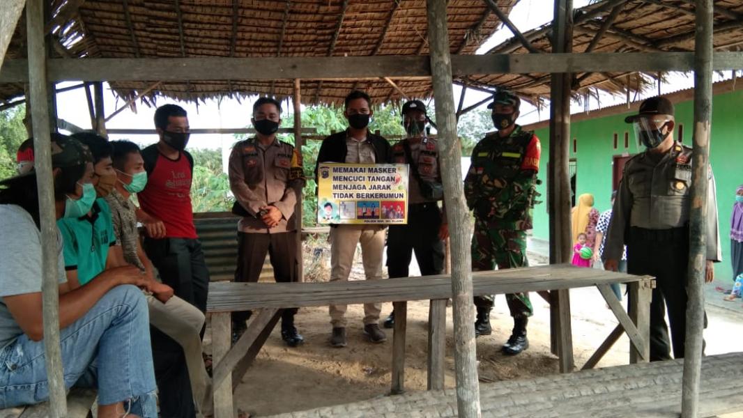 Sinergitas TNI/Polri, Kanit Patroli Polsek  Bandar Sei Kijang dan Babinsa Berikan Himbauan Protokol Kesehatan ke Masyarakat