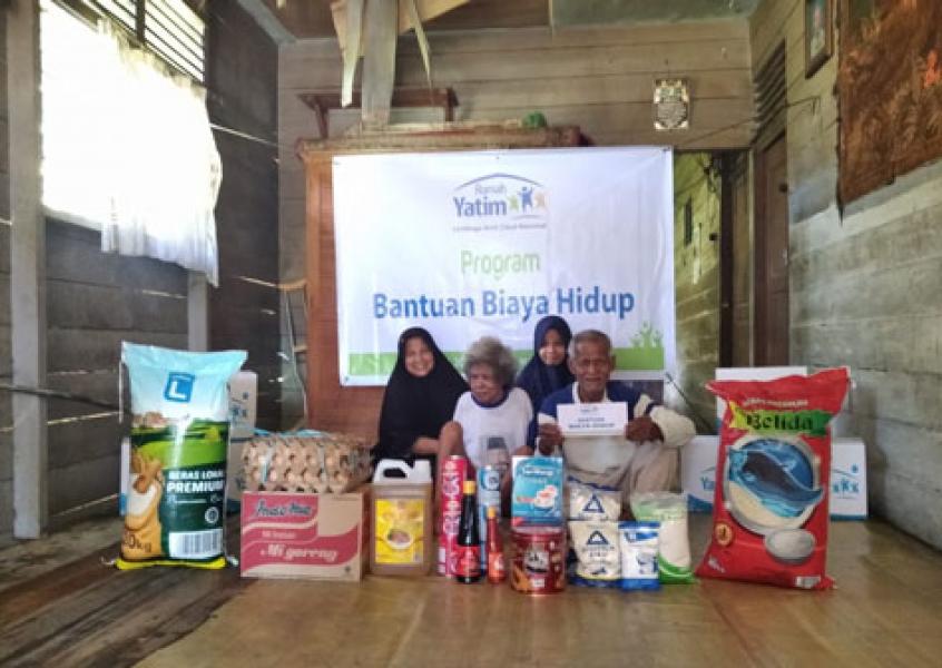 Syafri, Kakek Penjual Asongan Dapat Bantuan Modal Usaha dari Rumah Yatim