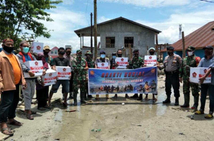 TNI Gelar Bakti Sosial Bagikan Sembako Kepada Masyarakat Masamba
