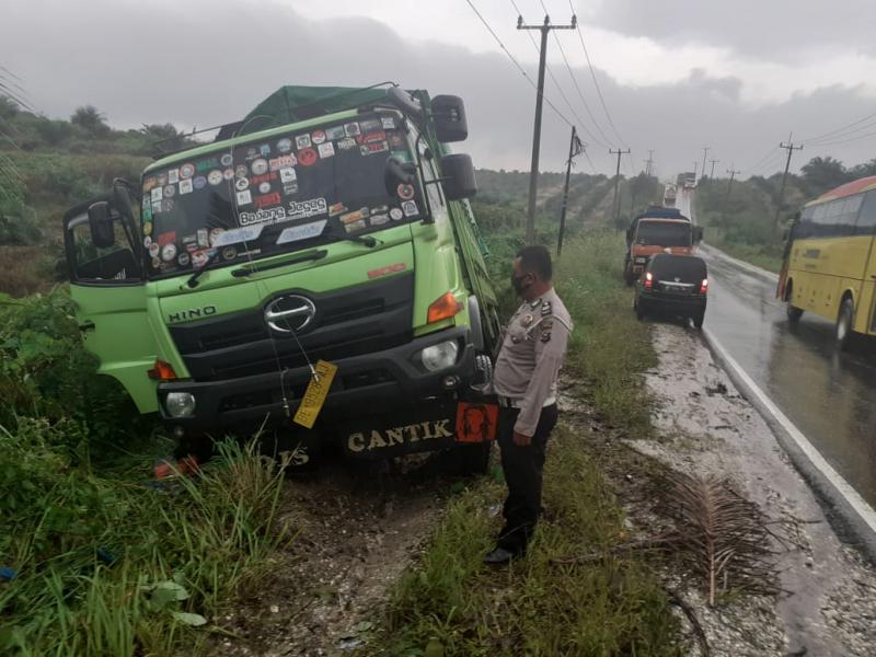 Tak Kuat Nanjak, Truk Bermuatan Pupuk Meluncur Mundur di Pangkalan Kerinci